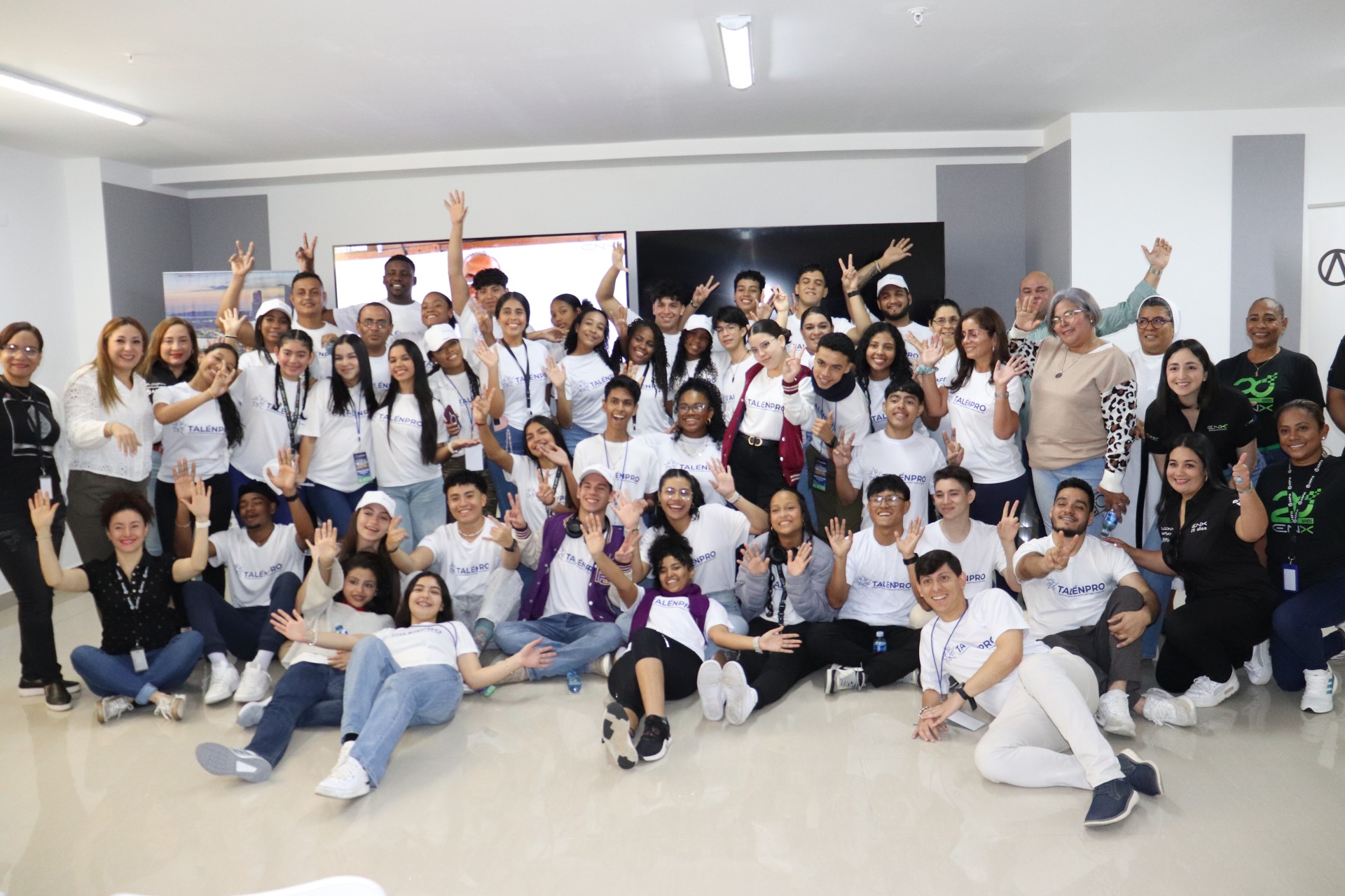 Foto grupal con Jovenes Talenpro Panamá 2024