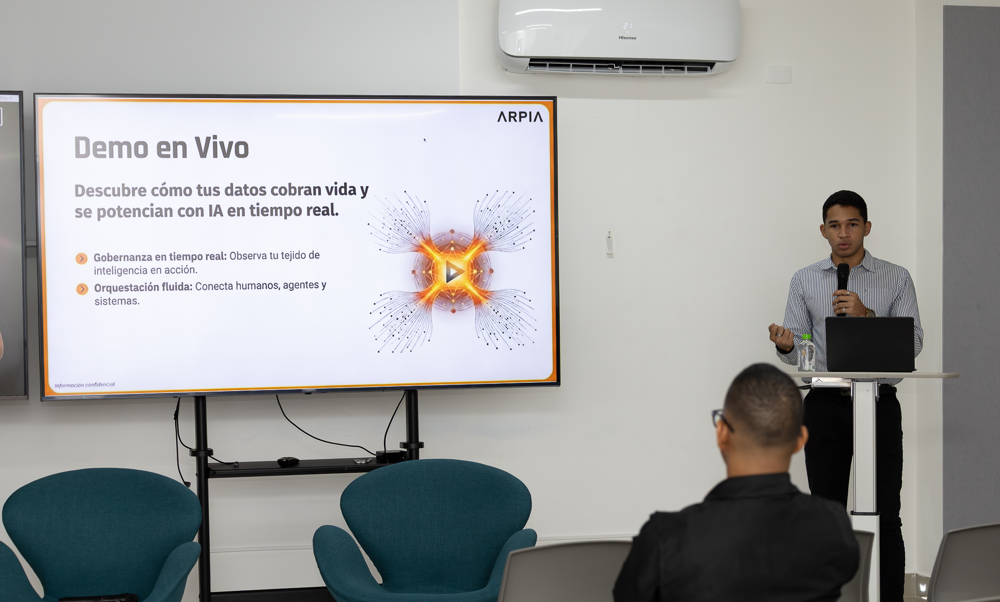 Jaime Barrios demostrando Vibe Coding con ARPIA en evento de inteligencia artificial para ERP